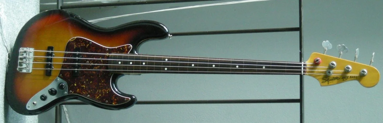 Squier fretless.webp