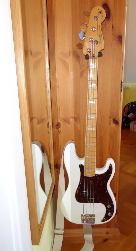 Squier P-Bass Chris Aiken 111.webp