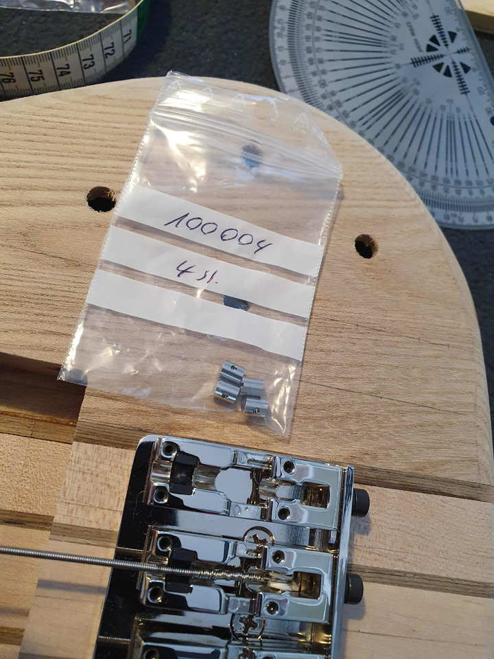T01 Schraubnippel auf Bass.jpg