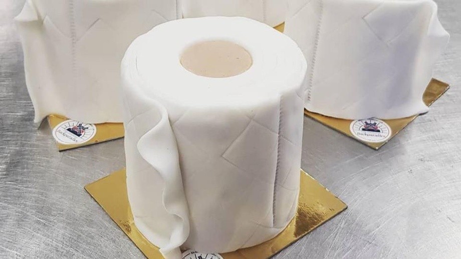 toilettenpapier-kuchen-vom-schuerener-backparadies-hier-koennen-kunden-problemlos-eine-rolle-e...jpg