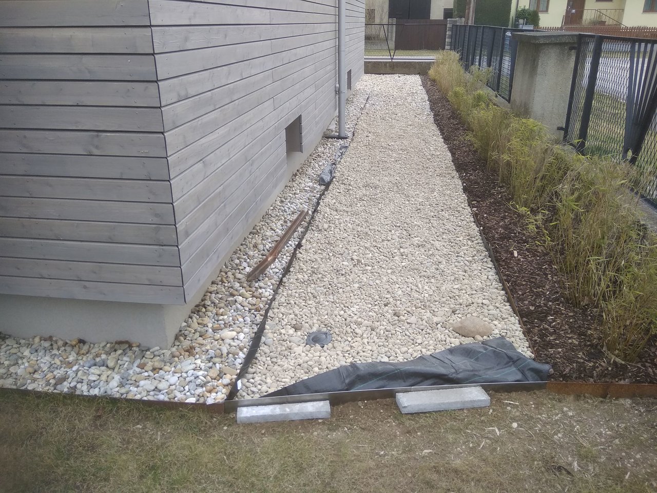 vorgarten2_steinbeet.jpg
