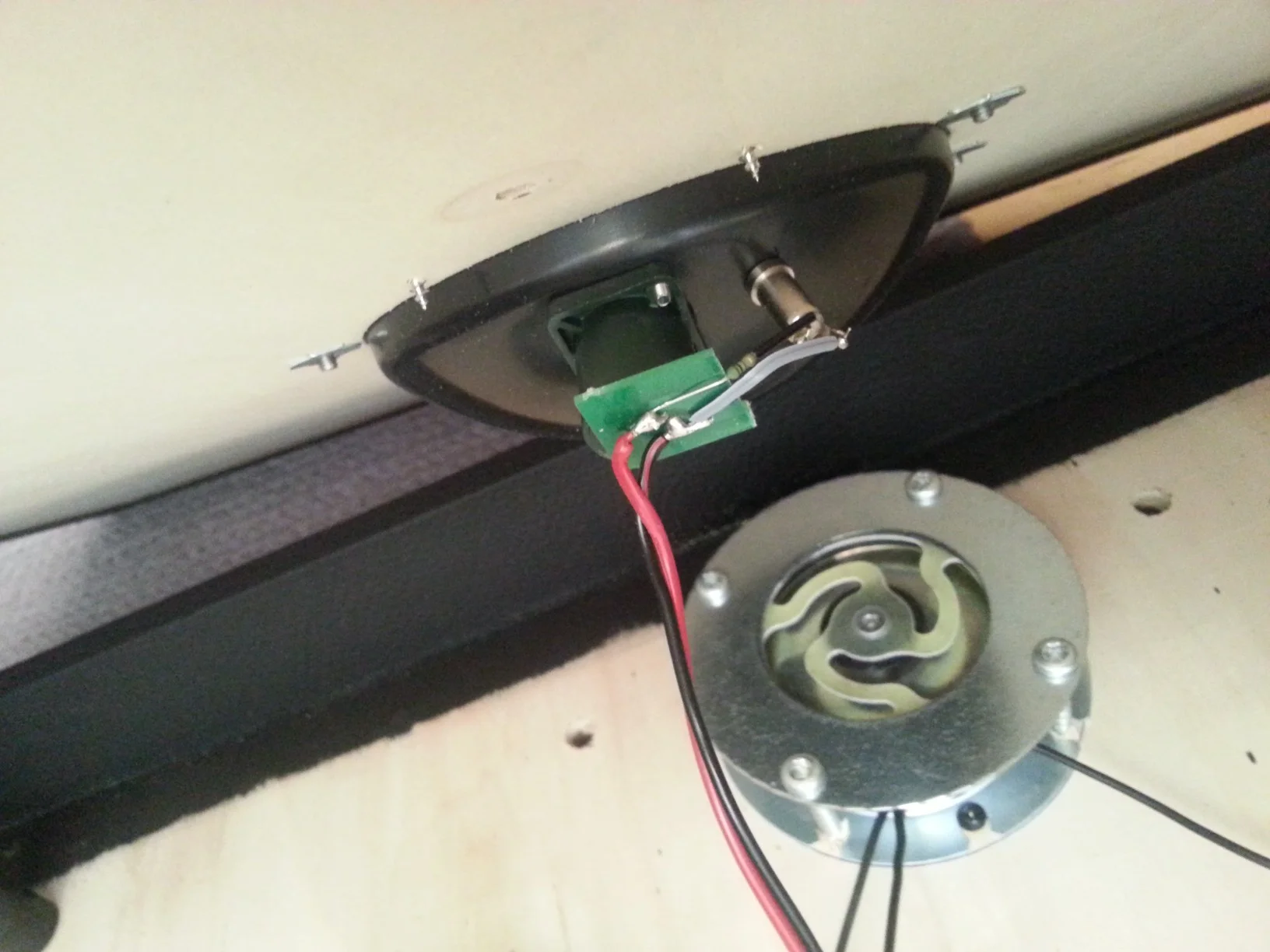 Bass Shaker Platte Installation Detail