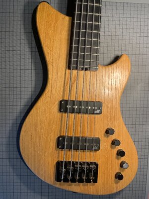 Alpher Mako 5 Saiter Bass m. Aguilar Pickups u. Hipshot Hardware
