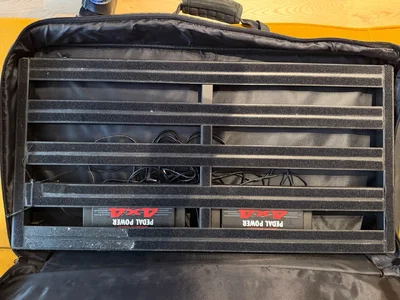 Pedaltrain Classic Pro + 2x Voodoo Lab 4x4 Netzteil