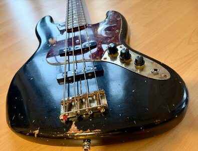 Squier Jazz Bass MIJ 80er Relic Nitro black