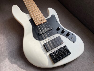 Pricedrop: FGN J-Standard Mighty Jazz Dark Evolution 5 Bass mit EMG