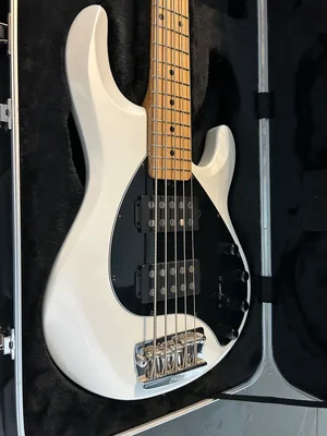 Sterling Ray 35 HH by Musicman inkl Koffer