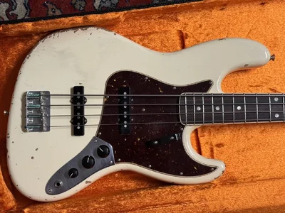 Fender AVII 66 Jazz Bass - 8.webp