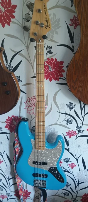 Fender '70s Jazz Bass Made in Japan LTD International Color Maui Blue .
