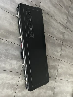 Suche MusicMan 4 String Stingray Bass Koffer Case