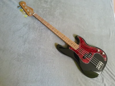 Fender Precision Bass mit roasted Maple Neck, PU des AM PRO II, SCHALLER MECHANIKEN ...