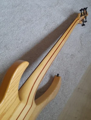 11 Ibanez BTB675 HalsRückseite3.webp