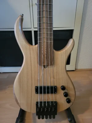 5 Saiter Headless  by Upgrade Basses