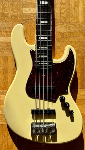 Knut Reiter K-Bass mit nachgearbeiteten und damit dünneren Hals!