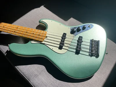 Fender American Professional II Jazz V - Seafoam Myst Green inkl. Tort Pickguard (Video)
