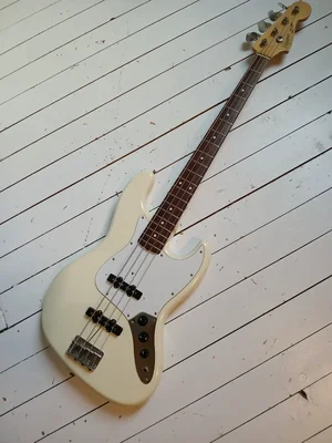 Squier MIJ E Serie SJB 355