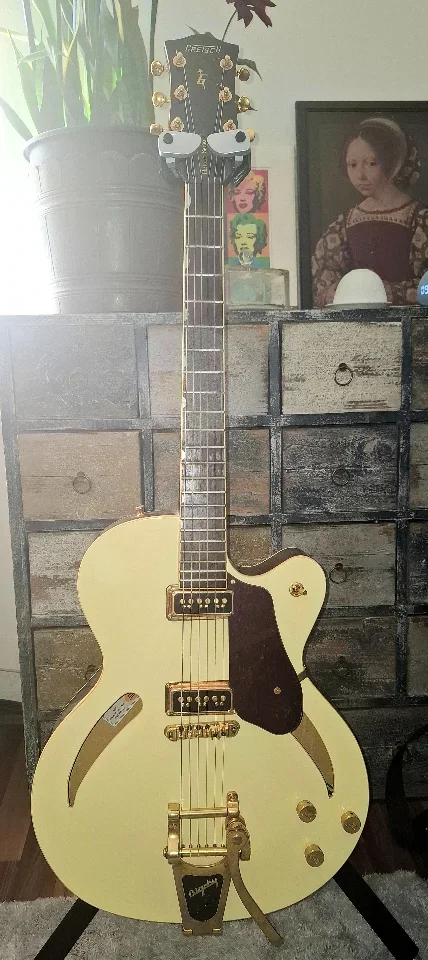 Merkwürdiger Bass mit 6 dünnen Saiten: Gretsch G3156 Streamliner mit Bigsby B-7G