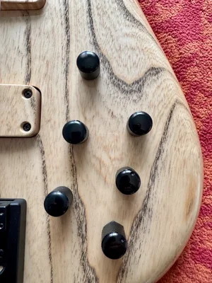 F Bass BN 6 Knobs.webp