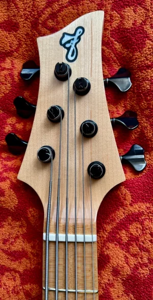 F Bass BN 6 Headstock front.webp