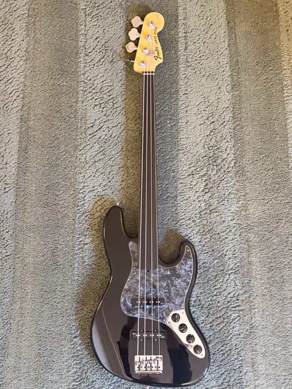 REDUZIERT - Fender American Deluxe Jazz Bass mit fretless Ebenholz-Griffbrett - Neuwertiger Zustand