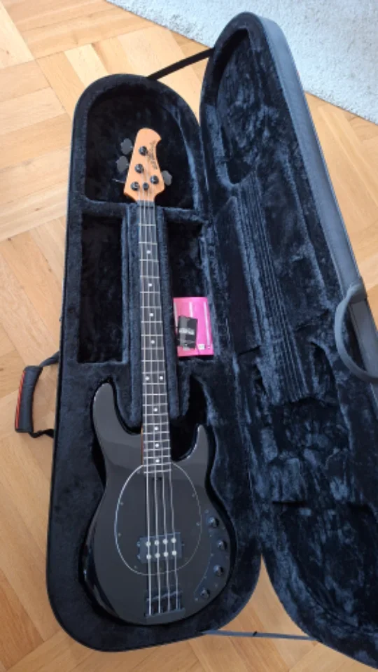 Musicman Stingray Special 4H Ebony Fretboard All Black