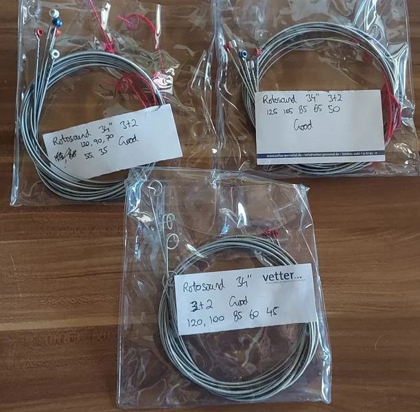 3 gebrauchte Sätze Rotosound-Basssaiten zu verkaufen