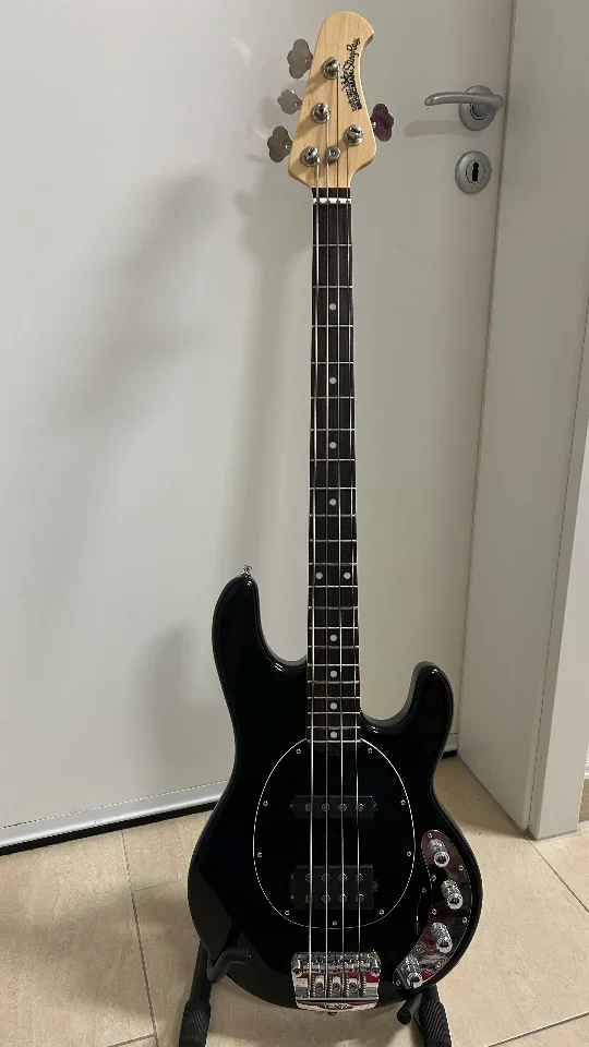reserviert: Ernie Ball MusicMan Singray 4 HS in schwarz