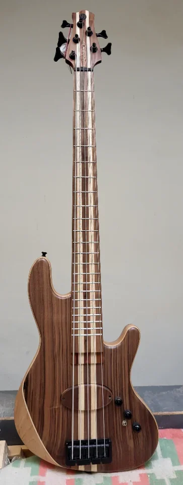 5 Saiter Unikat Bass von Upgrade Basses 920 € VB
