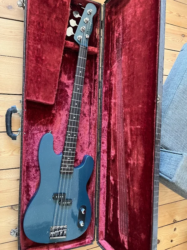 Docwood Precision Bass mit Fender PV 63 PU