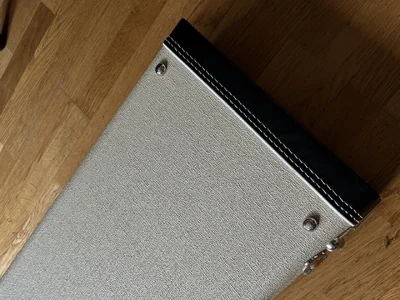 Fender GnG Blonde Tolex Bass Case - 16.webp