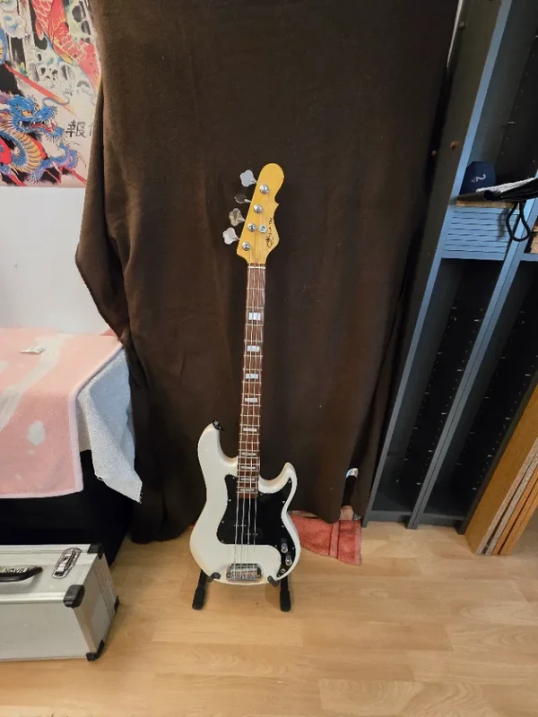 G & L Tribute LB100