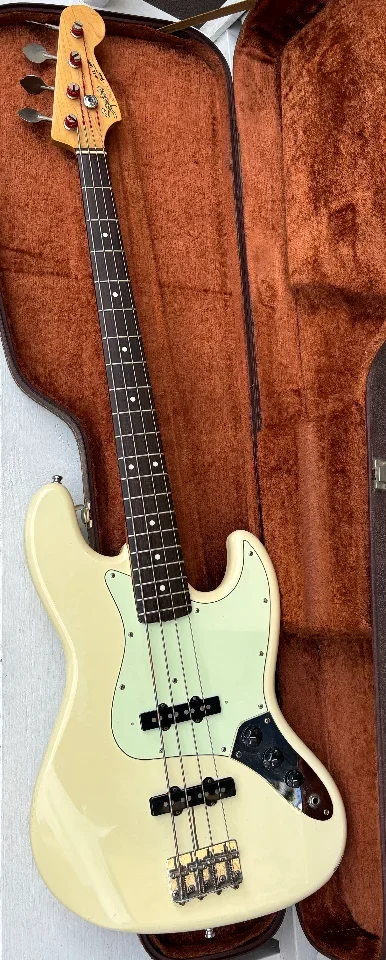 Squier Jazz Bass Made in Japan aus dem Jahr 1985 in Olympic White