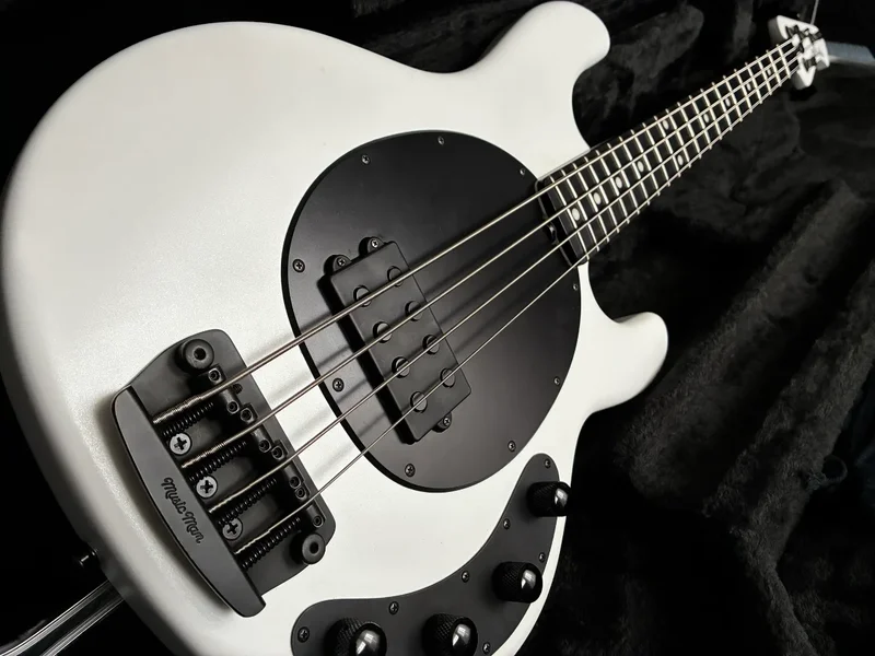 Music Man Stingray 4 - 3 EQ H - Stealth Pearl, Ebenholz-Griffbrett