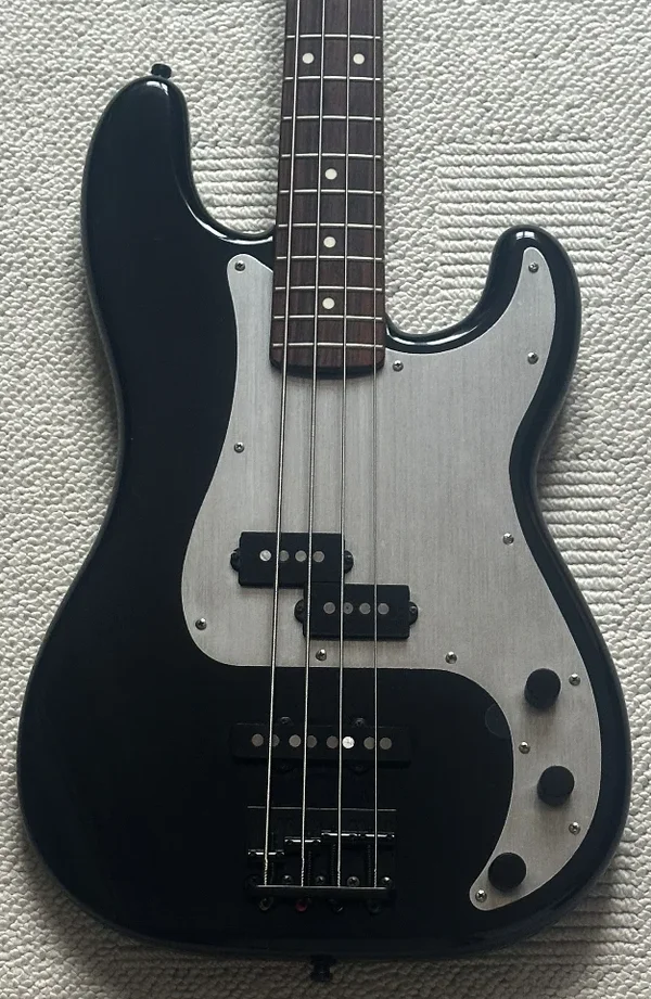 Fender Jazz Bass Special PJ-555, MIJ 1984-87, schwarz, modifiziert mit Alu-Pickguard