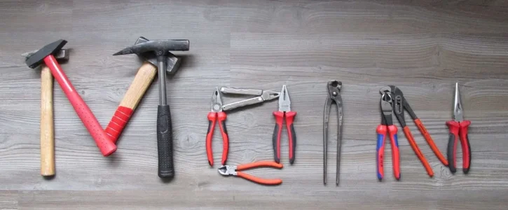 Hammer und Zangen.webp