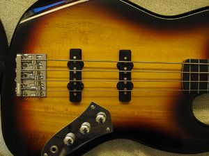 squier-4-fretless.JPG