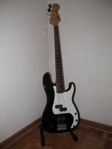 Squier_Preci_01.jpg