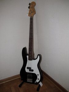 Squier_Preci_02.jpg