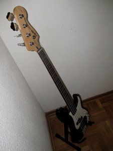 Squier_Preci_03.jpg