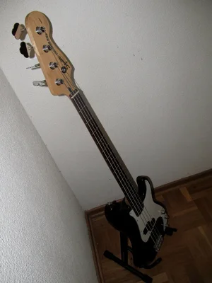 Squier_Preci_03.webp