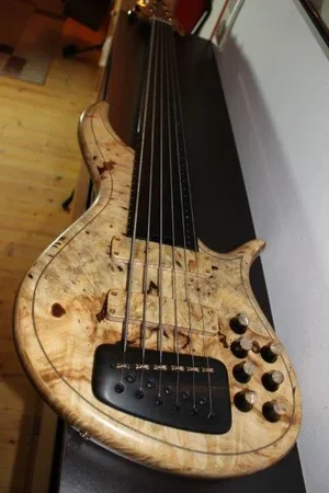 F Bass AC6 013.webp