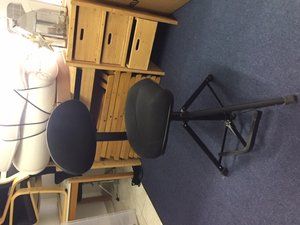 K&M 14058 Kontrabass-Stuhl mit Rückenlehne und Fußablage