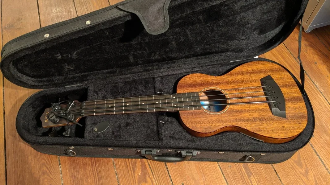 Kala U-Bass SMHG-FS Solid Mahogany mit Case, Gurt und extra Satz Saiten