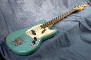 Fender_Mustang_JMJ_komplett_Korpus.jpg Fender_Mustang_JMJ_komplett_Korpus.jpg