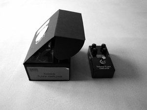 MXR-Bass-Fuzz-mit-Verpackung.JPG MXR-Bass-Fuzz-mit-Verpackung.JPG