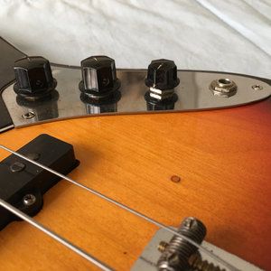 Fender Jazz FK Electronic Cover & original Knobs - 1.jpg