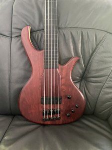 VERKAUFT: Human Base Jonas 5 - Fretless (Amaranth mit Fretlines)