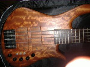 basso MB 5 corde.jpg basso MB 5 corde.jpg