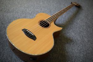 Ortega KTSM-4 Ken Taylor Akustikbass mit Fishman Preamp, Neuwertig