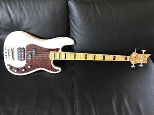 Jozsi Lak Custom Built Bass mit zwei Hälsen!